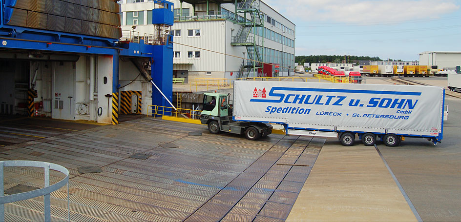 Schnelles Verladen auf ein RoRo-Schiff