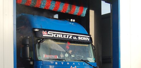 LKW von Schultz und Sohn bei der Fahrzeugwäsche