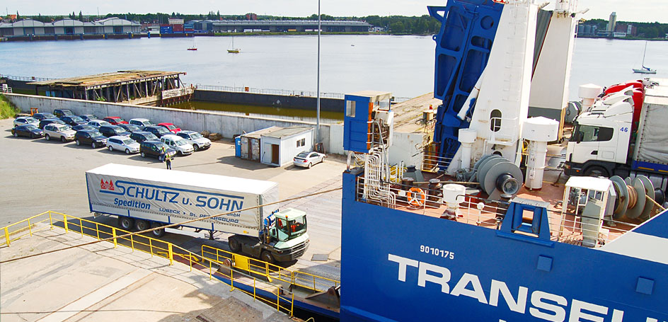 RoRo-Schiff bei der Beladung